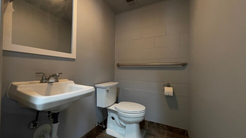 More Photos Of 204 N 13th Steet, Saint Charles Flex For Lease