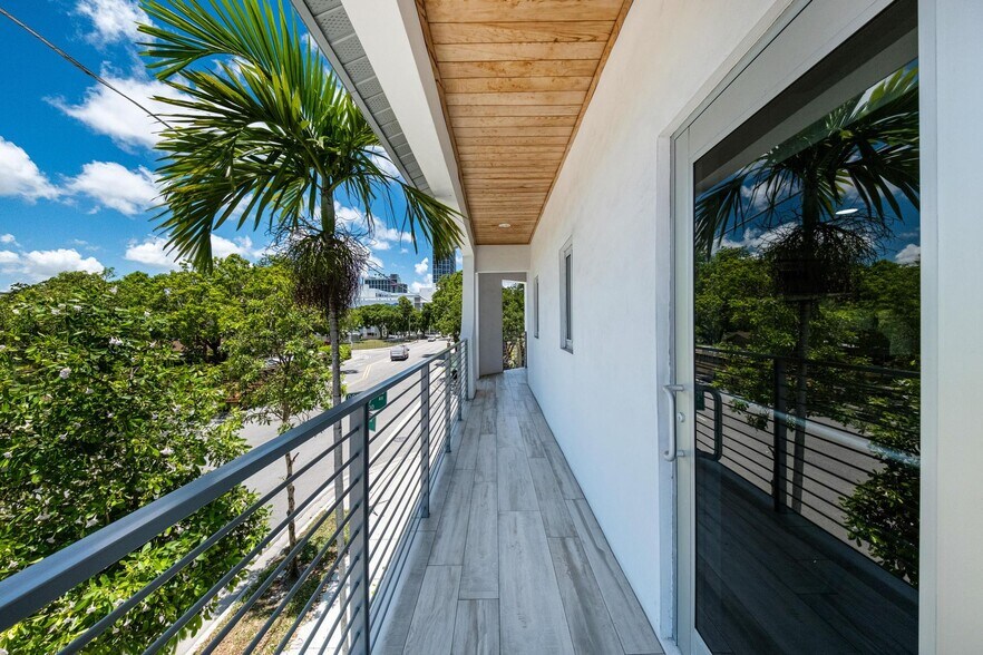 More Photos Of 3305 SW 37th Ave, Miami Office For Sale