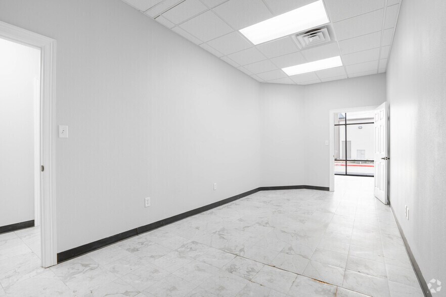 More Photos Of 7902-7904 Broadway St, Pearland Unknown For Lease