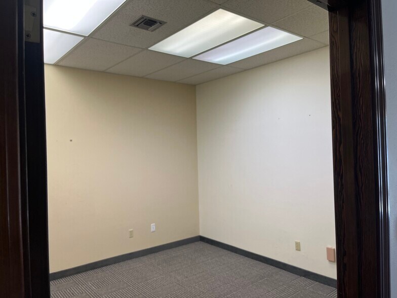 More Photos Of 100 N Morain St, Kennewick General Retail For Lease