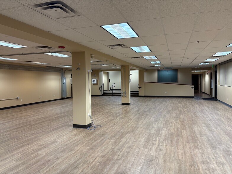 More Photos Of 4212 W Sunset Blvd, Spokane Flex For Sale