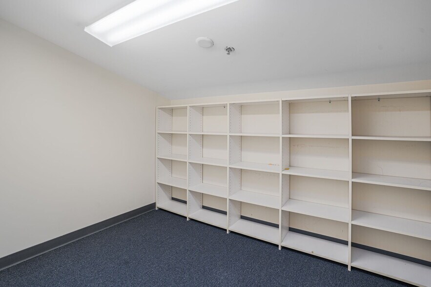 More Photos Of 24 Salt Pond Rd, Wakefield Medical For Sale