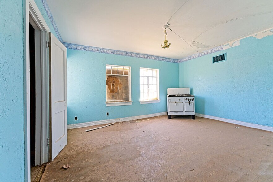 More Photos Of 400 SW 28th St, Oklahoma City Specialty For Sale