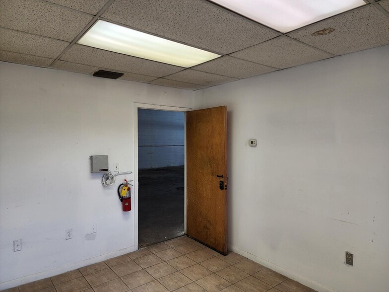 More Photos Of 3667-3691 46th Ave N, Saint Petersburg Manufacturing For Lease