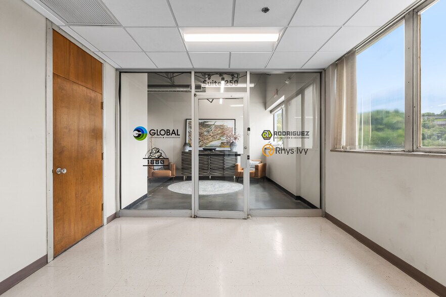 More Photos Of 1217 W 12th St, Kansas City Flex For Lease