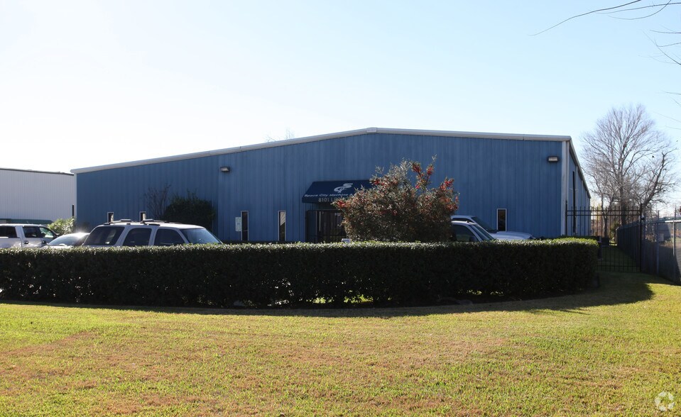 More Photos Of 8101 Leghorn Ave, Houston Warehouse For Sale