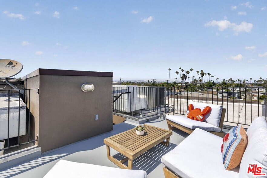 More Photos Of 2120 Narcissus Ct, Venice Office For Sale