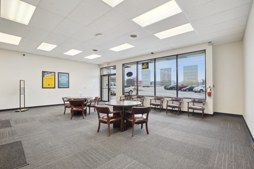 More Photos Of 1505-1527 E San Marnan Dr, Waterloo Unknown For Lease