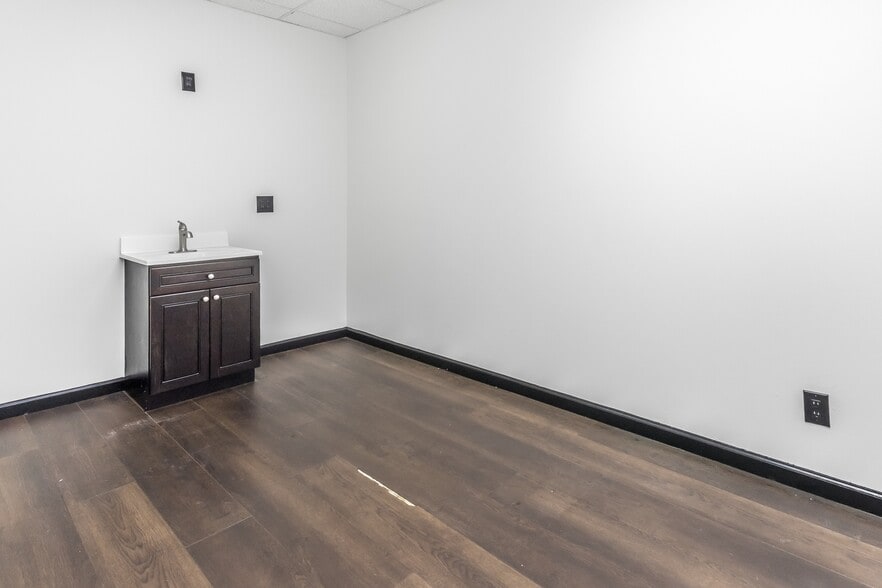 More Photos Of 816 Hempstead Tpke, Franklin Square Office For Lease