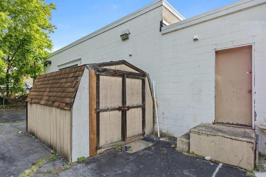 More Photos Of 2611 Alpine Ave, Grand Rapids Freestanding For Sale