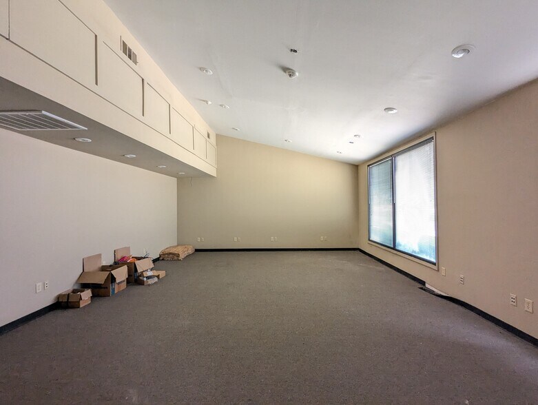 More Photos Of 7945 Eastex Fwy, Beaumont Office For Sale