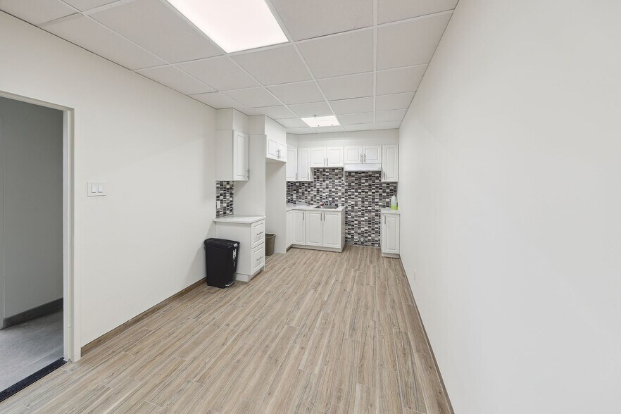 More Photos Of 247-255 Montee De Liesse, Montréal Warehouse For Lease