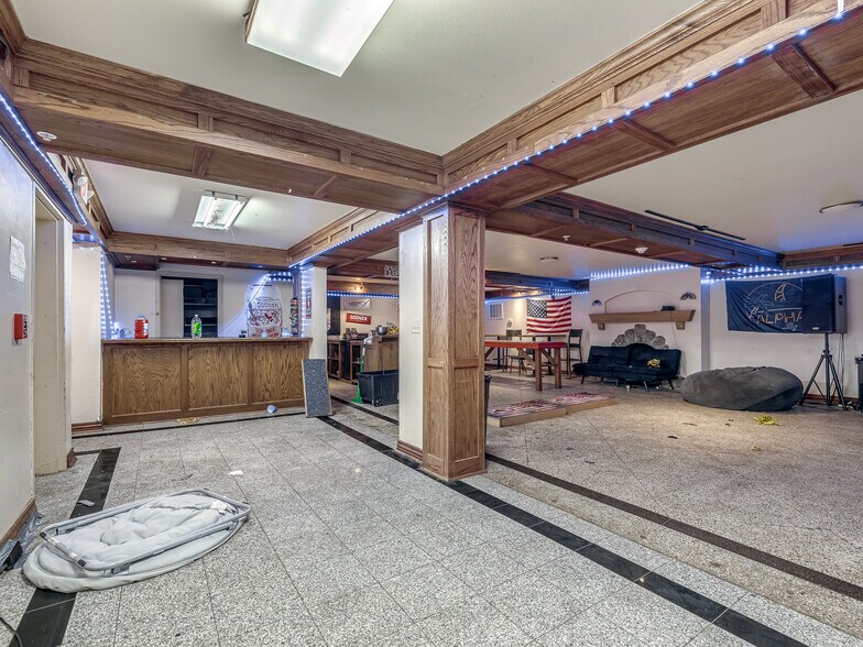 More Photos Of 702 S Lahoma Ave, Norman Dormitory For Sale