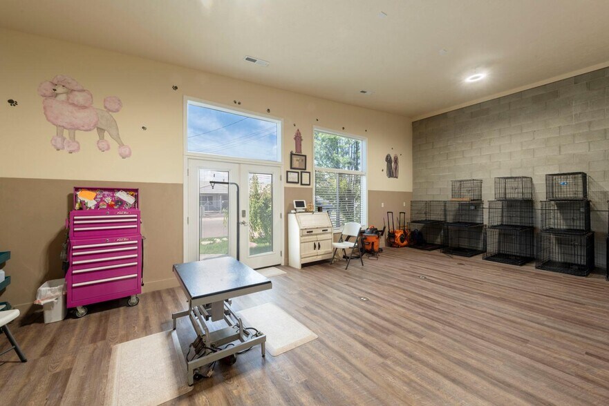 More Photos Of 5951 S Stratler St, Salt Lake City Veterinarian Kennel For Sale
