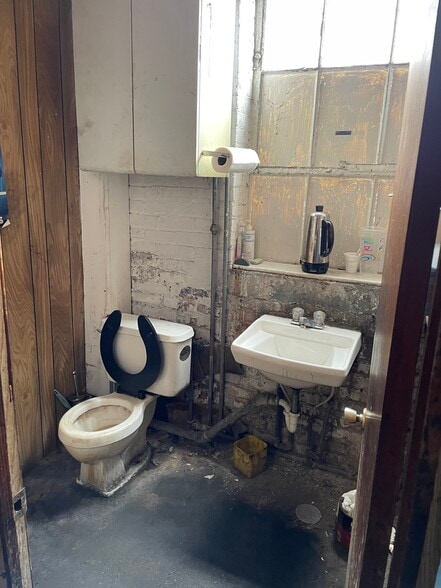 More Photos Of 1744 Indianapolis Blvd, Whiting Manufacturing For Sale