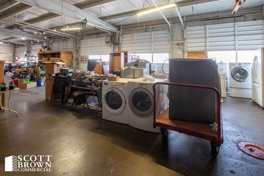 More Photos Of 1805 Cornell Ln, Denton Showroom For Lease