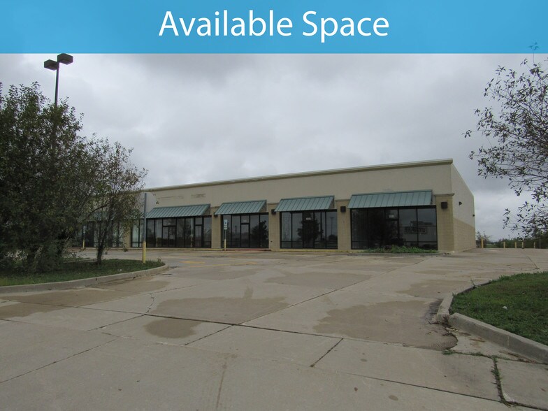 More Photos Of 2200 Westgate Dr, Bloomington Storefront For Lease