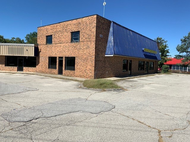 More Photos Of 2015 Family Cir, Lexington Freestanding For Lease