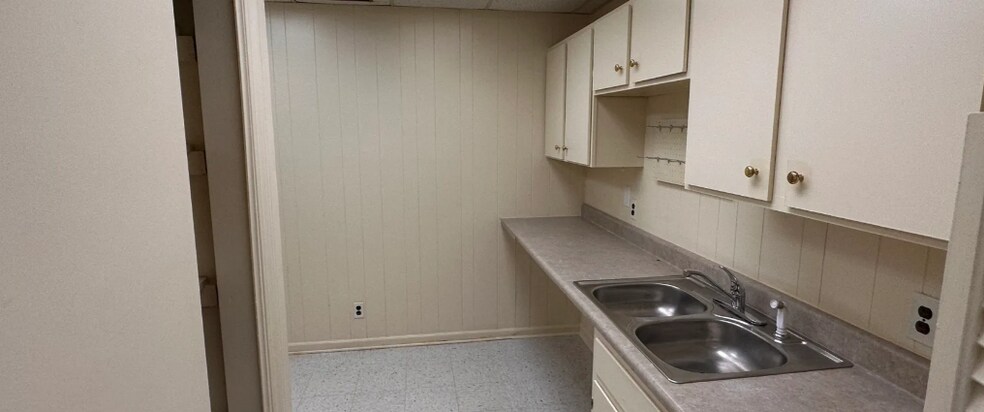 More Photos Of 1930 Braeburn Dr, Salem Medical For Sale