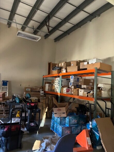 More Photos Of 160 S Turnpike Rd, Wallingford Light Distribution For Lease