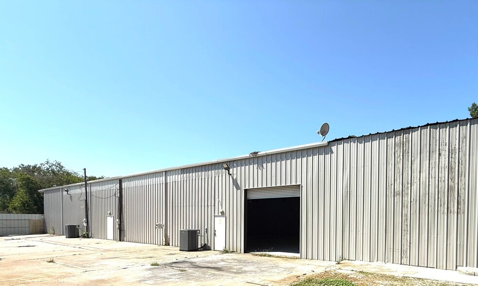More Photos Of 703 Buschong St, Houston Manufacturing For Lease