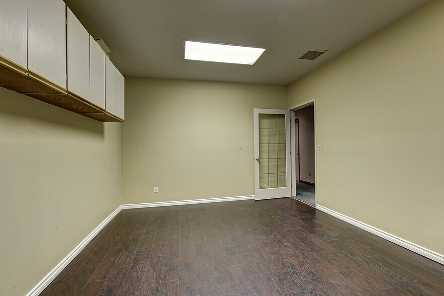 More Photos Of 586 Leon Av, Kelowna Office For Lease