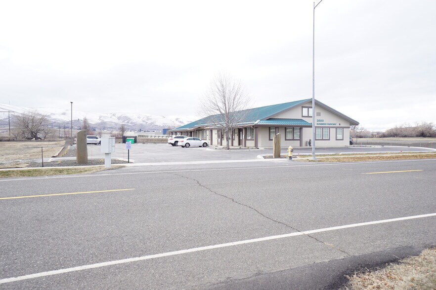 More Photos Of 2600 Business Pkwy, Union Gap Medical For Lease