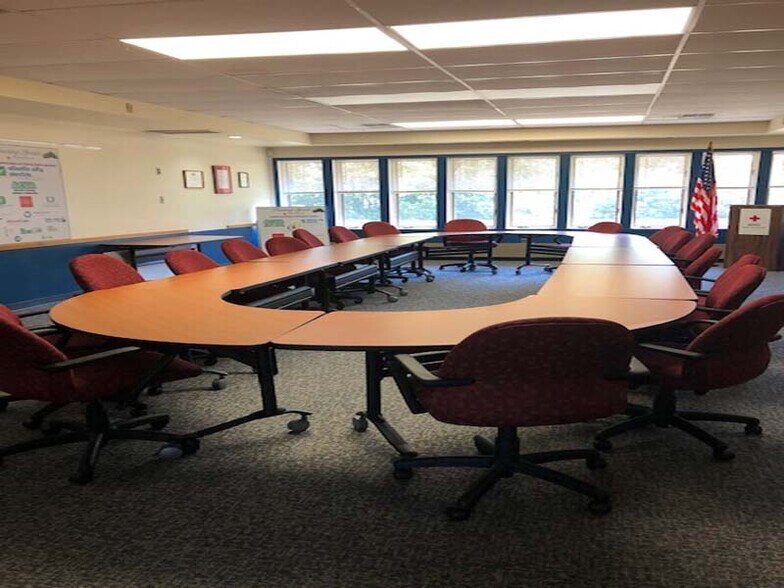 More Photos Of 850 N Franklin Blvd, Pleasantville Medical For Lease