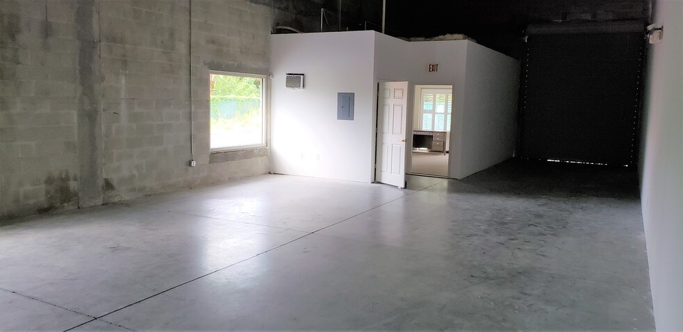 More Photos Of 1050 Innovation Ave, North Port Warehouse For Lease