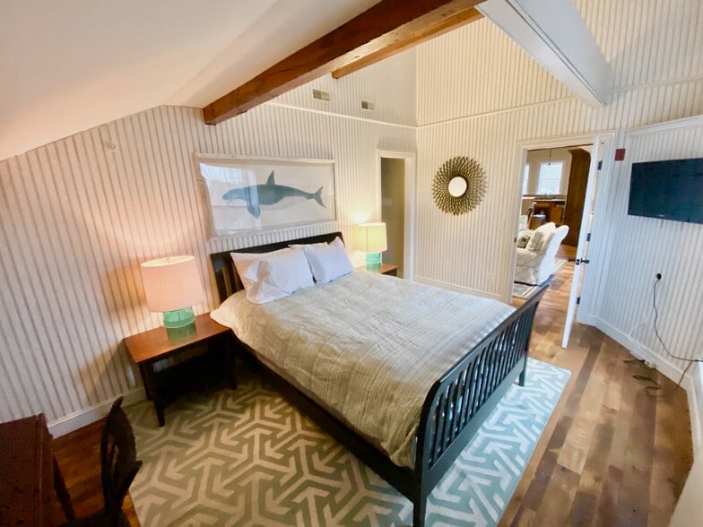 More Photos Of 33 Main St, Nantucket Storefront Retail Office For Sale