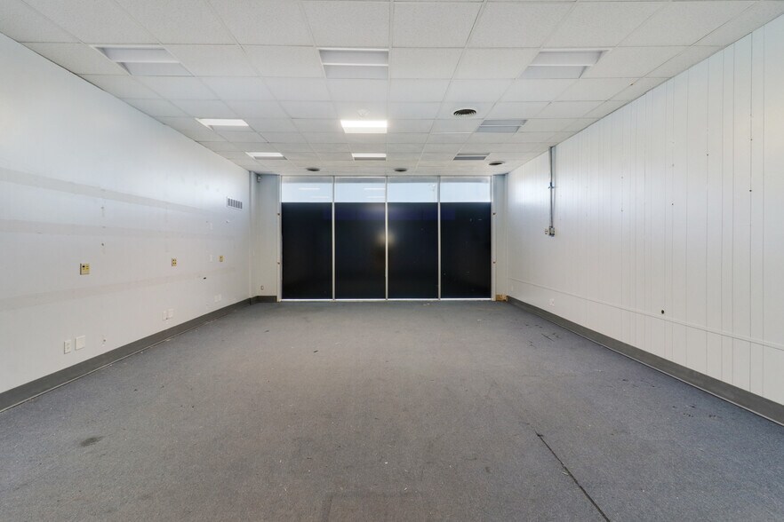 More Photos Of 106 Oak Creek Plz, Bloomington Warehouse For Lease