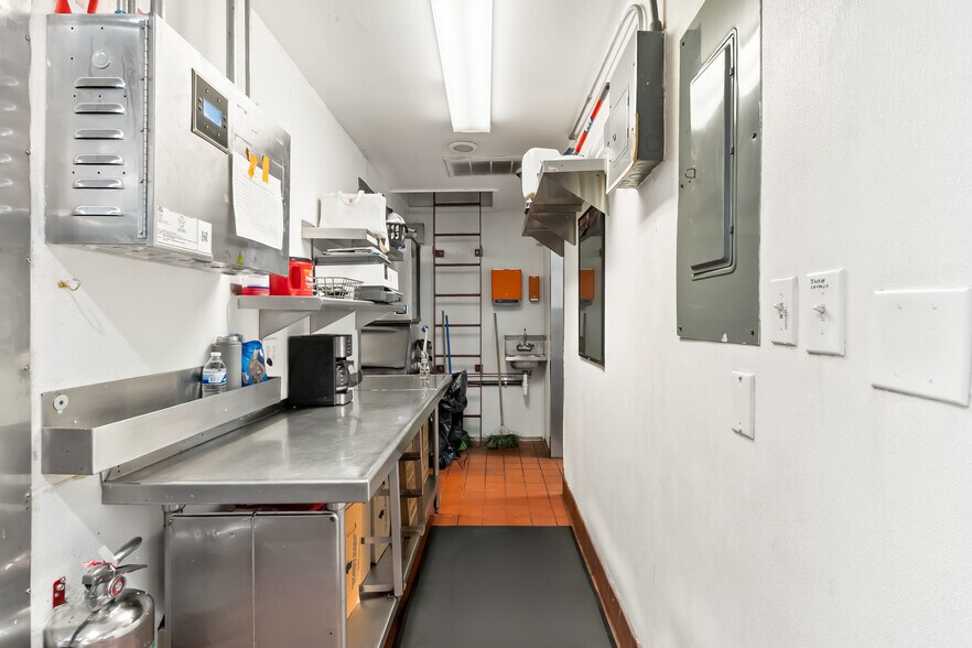 More Photos Of 1884 Arizona 95, Bullhead City General Retail For Sale