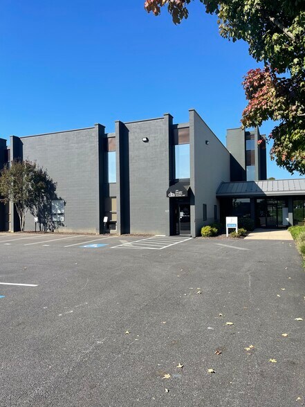 More Photos Of 15 W Aylesbury Rd, Timonium Light Manufacturing For Lease