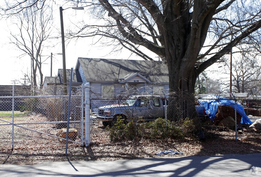 More Photos Of 608 Rountree Rd, Charlotte Office For Lease