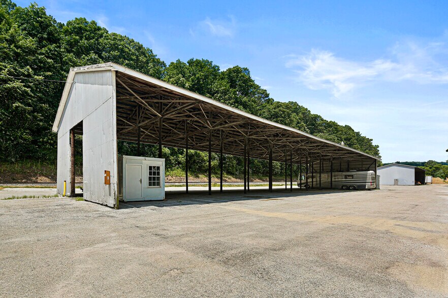 More Photos Of 8106 Intersection Rd, Glen Rock Warehouse For Lease