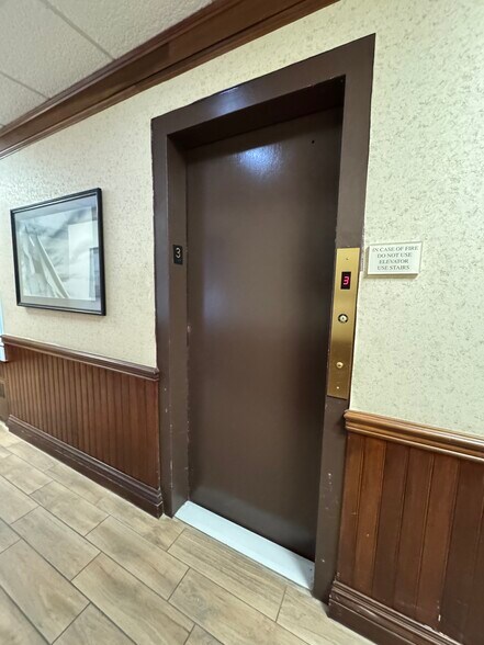 More Photos Of 20 W Park Ave, Long Beach Storefront Retail Office For Lease