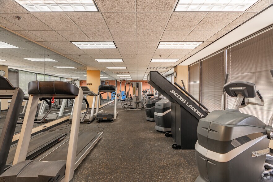 More Photos Of 2650 Thousand Oaks Blvd, Memphis Office For Lease
