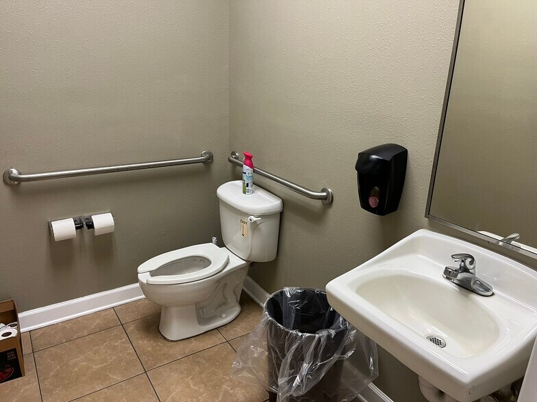 More Photos Of 2400 W Herman St, Pensacola Warehouse For Sale