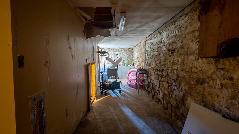 More Photos Of 385 Main St, Mammoth Spring General Retail For Sale