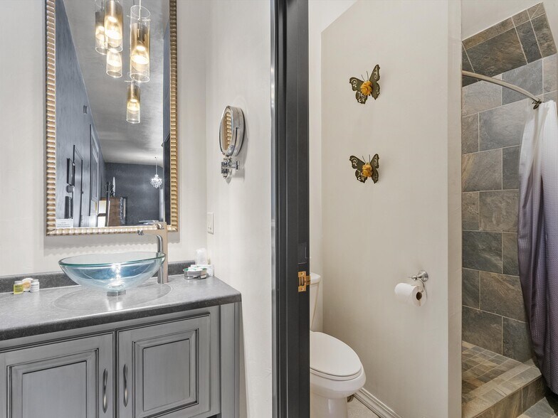 More Photos Of 201 Steele St, Algoma Hotel For Sale