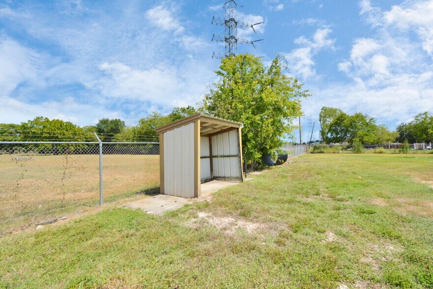 More Photos Of 1500 W Highway 6, Alvin Truck Terminal For Lease