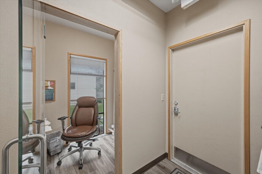 More Photos Of 3010 Squalicum Pky, Bellingham Office For Sale