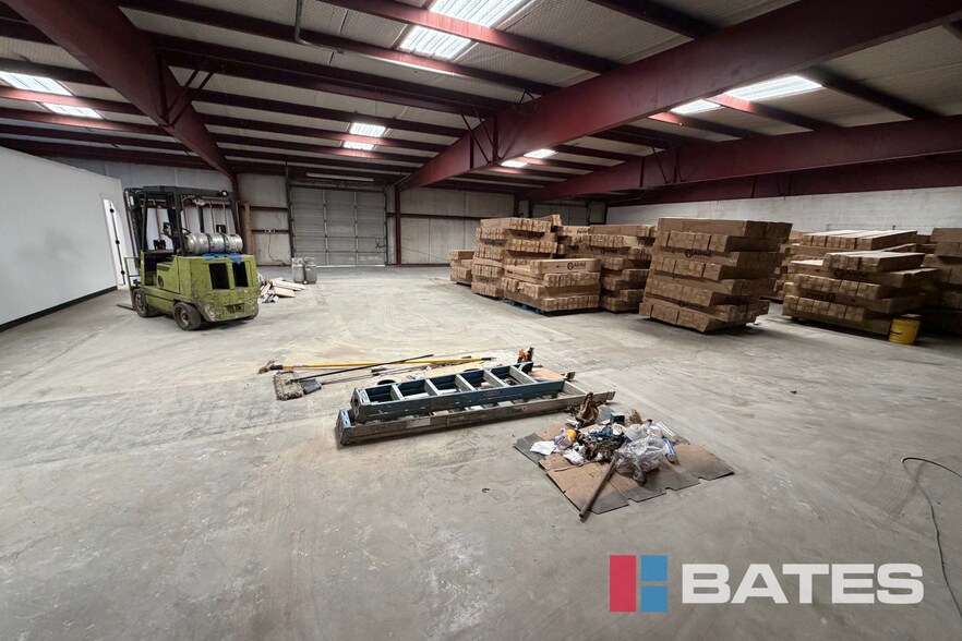 More Photos Of 1850 W Commerce St, Dallas Distribution For Lease