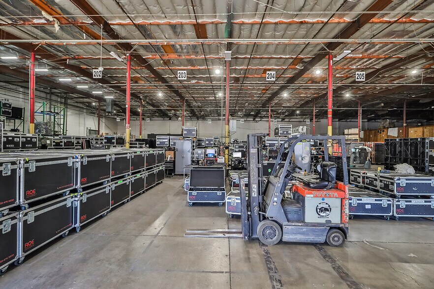 More Photos Of 12224 Montague St, Pacoima Distribution For Lease