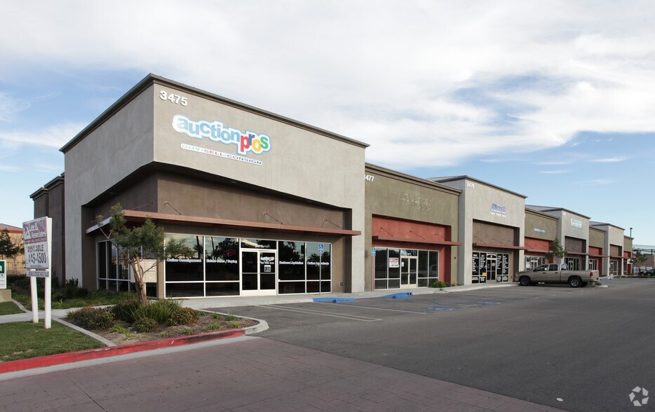More Photos Of 3475-3489 W Devonshire Ave, Hemet Showroom For Lease