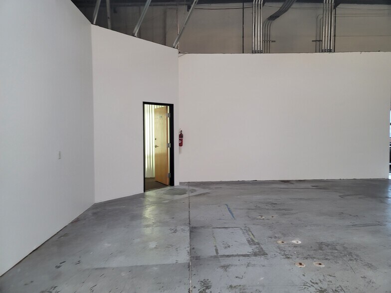 More Photos Of 800 S Rochester Ave, Ontario Warehouse For Lease