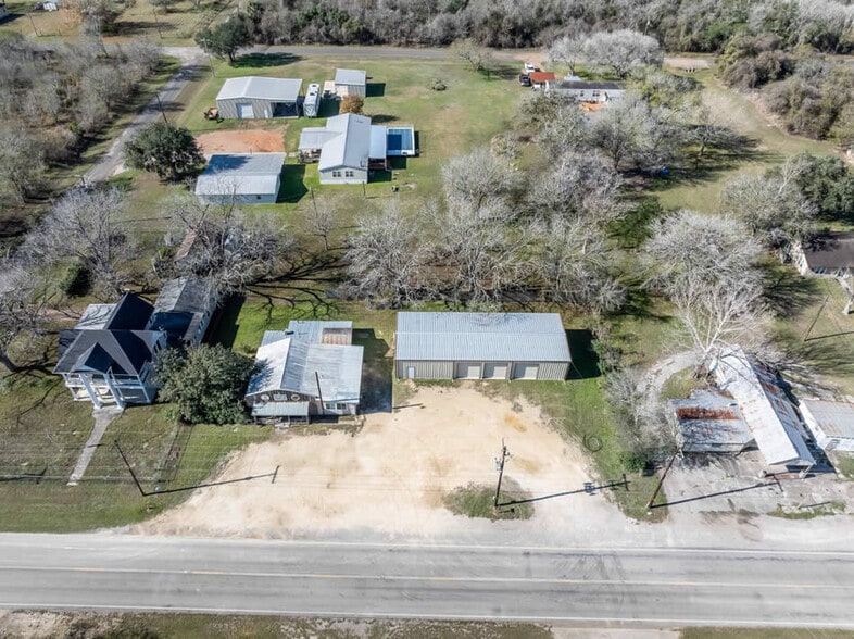 More Photos Of 713 N Riedel St, Yorktown Office For Sale