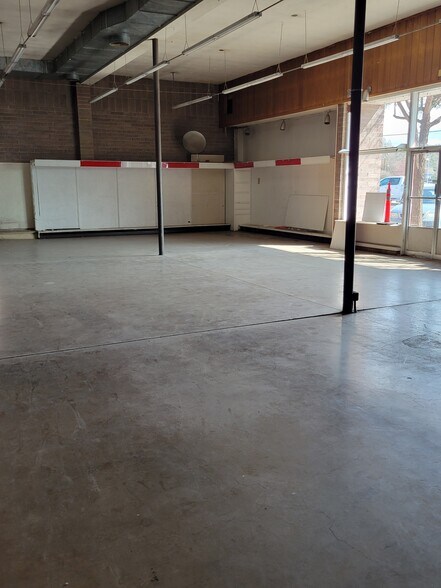 More Photos Of 137 NE 2nd St, Prineville Showroom For Sale