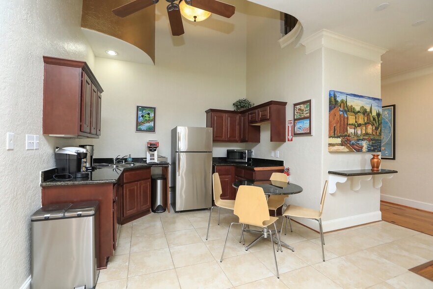 More Photos Of 12802 Willow Centre Dr, Houston Office For Sale