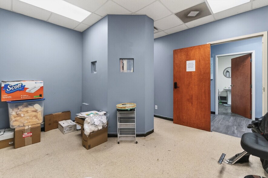 More Photos Of 3210 Prosperity Church Rd, Charlotte Office For Sale